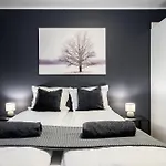 Near Downtown - Large Beds - Free Parking アパート トロムソ