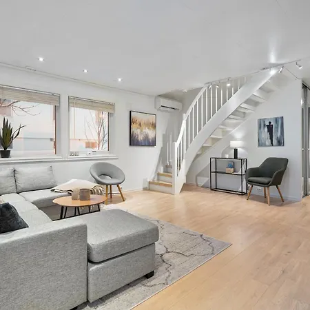 Near Downtown - Large Beds - Free Parking Apartment *